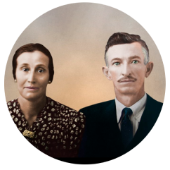 Ângelo Bizinelli e sua esposa, ambos descendentes de italianos, criaram a primeira fábrica de linguiças no bairro Campo Comprido, em Curitiba. Assim, nasceu o Frigorífico Bizinelli.